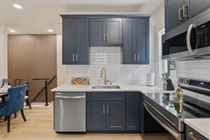 冷蔵庫、電子レンジ、オーブン、コンロ