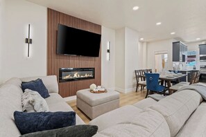 Smart TV, fireplace, books, stereo