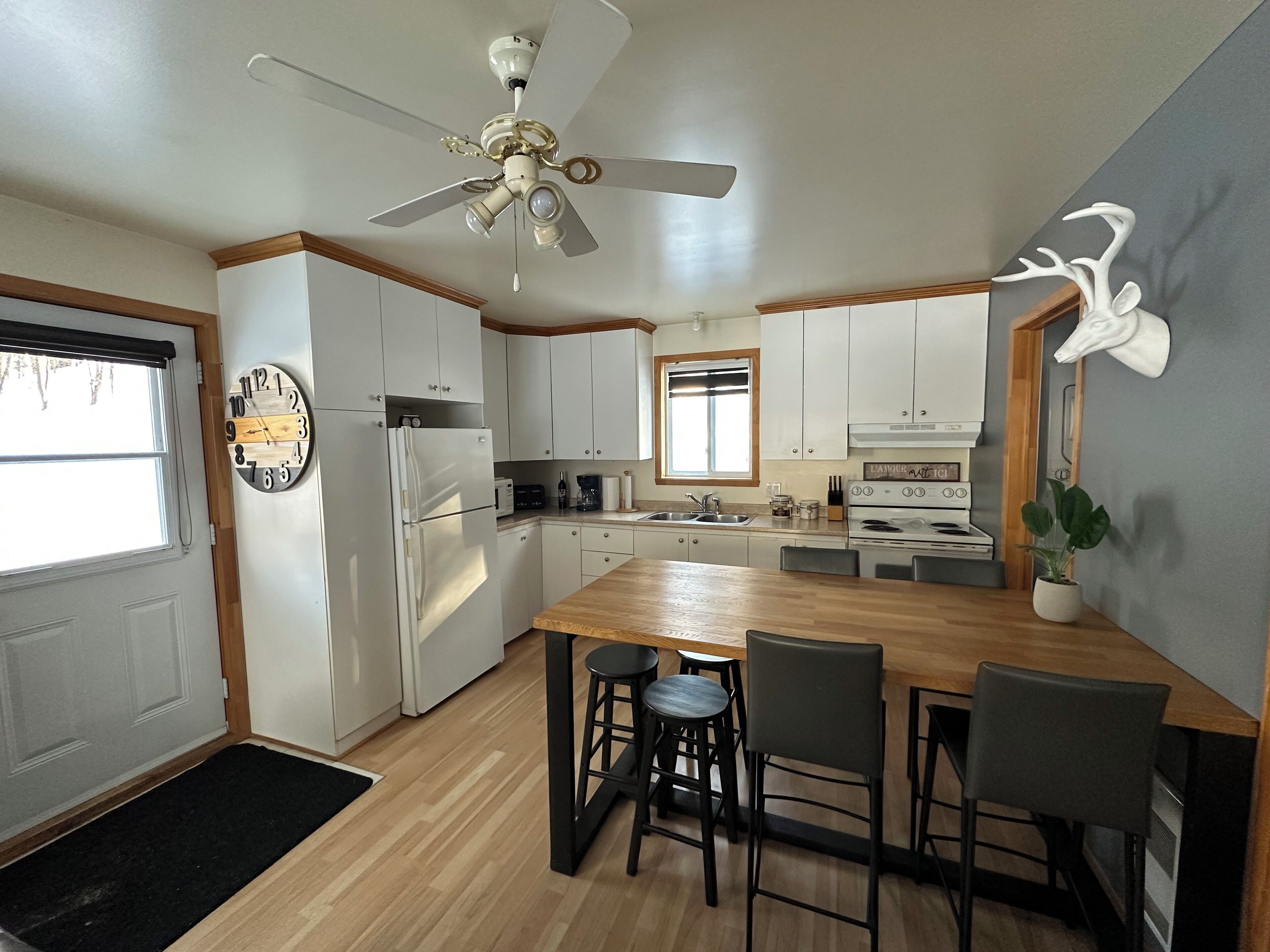 冷蔵庫、電子レンジ、コンロ、コーヒー / ティーメーカー