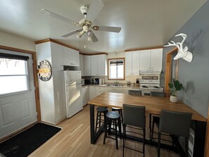 Kjøleskap, mikrobølgeovn, kokeplater og kaffetrakter/tekoker