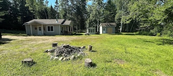 Chalet chaleureux en pleine nature avec ruisseau, passerelle et ilot prive
