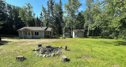 Chalet chaleureux en pleine nature avec ruisseau, passerelle et ilot prive