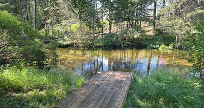 Chalet chaleureux en pleine nature avec ruisseau, passerelle et ilot prive