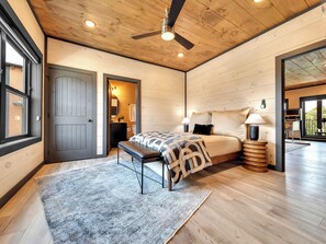 6 多间卧室、办公桌、免费 WiFi、床单