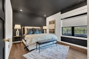 8 bedrooms, desk, free WiFi