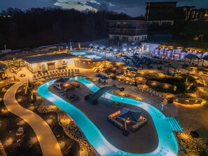 Innendørsbasseng og et oppvarmet basseng