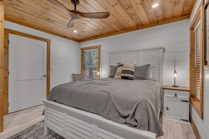 2 bedrooms, desk, travel cot, free WiFi