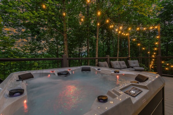 Outdoor spa tub - New!,Pool Table,Min Away from Gatinburg (Gatlinburg)