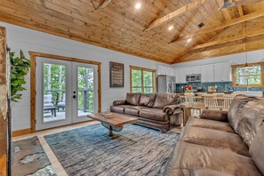 Smart TV, fireplace, offices - New!,Pool Table,Min Away from Gatinburg (Gatlinburg)