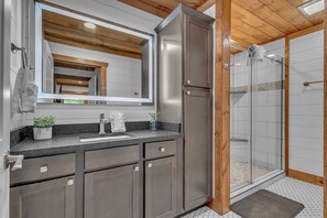 Douche, séchoir à cheveux, serviettes fournies
