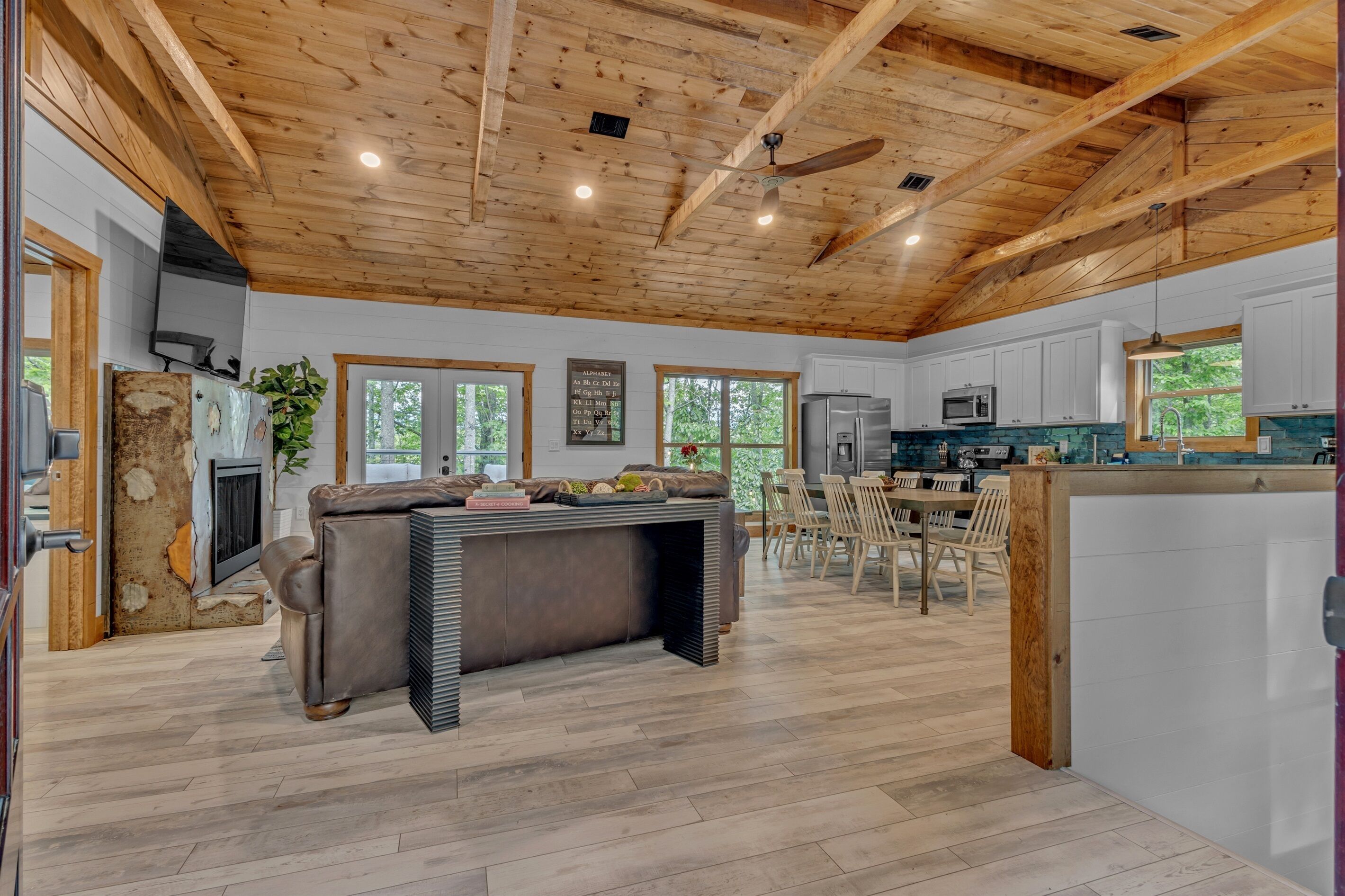 Smart-TV, Kamin, Arbeitsbereiche