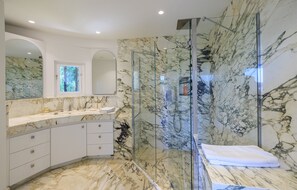 Dusche, Haartrockner, HandtĂŒcher