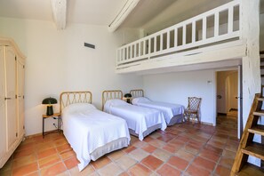 5 bedrooms, free WiFi, bed sheets