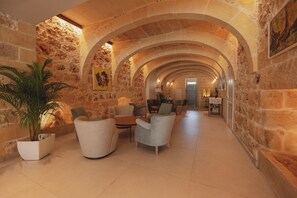 47-吋智慧型電視，提供有線頻道