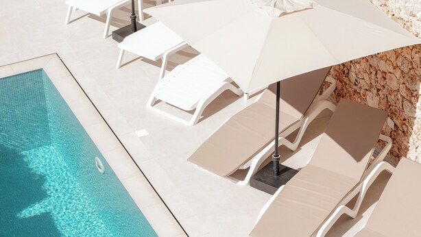 A poolside area with lounge chairs and umbrellas. - Silla Boutique B&B (Xagħra)