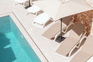 Una piscina al aire libre de temporada