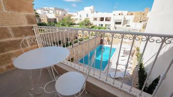 經典雙人或雙床房, 泳池景 | 陽台景觀