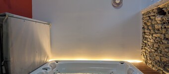 Architect loft with private Jacuzzi - Home cinema - large hammock