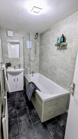 Secador de cabelo, toalhas de banho, sabonete, papel higiênico