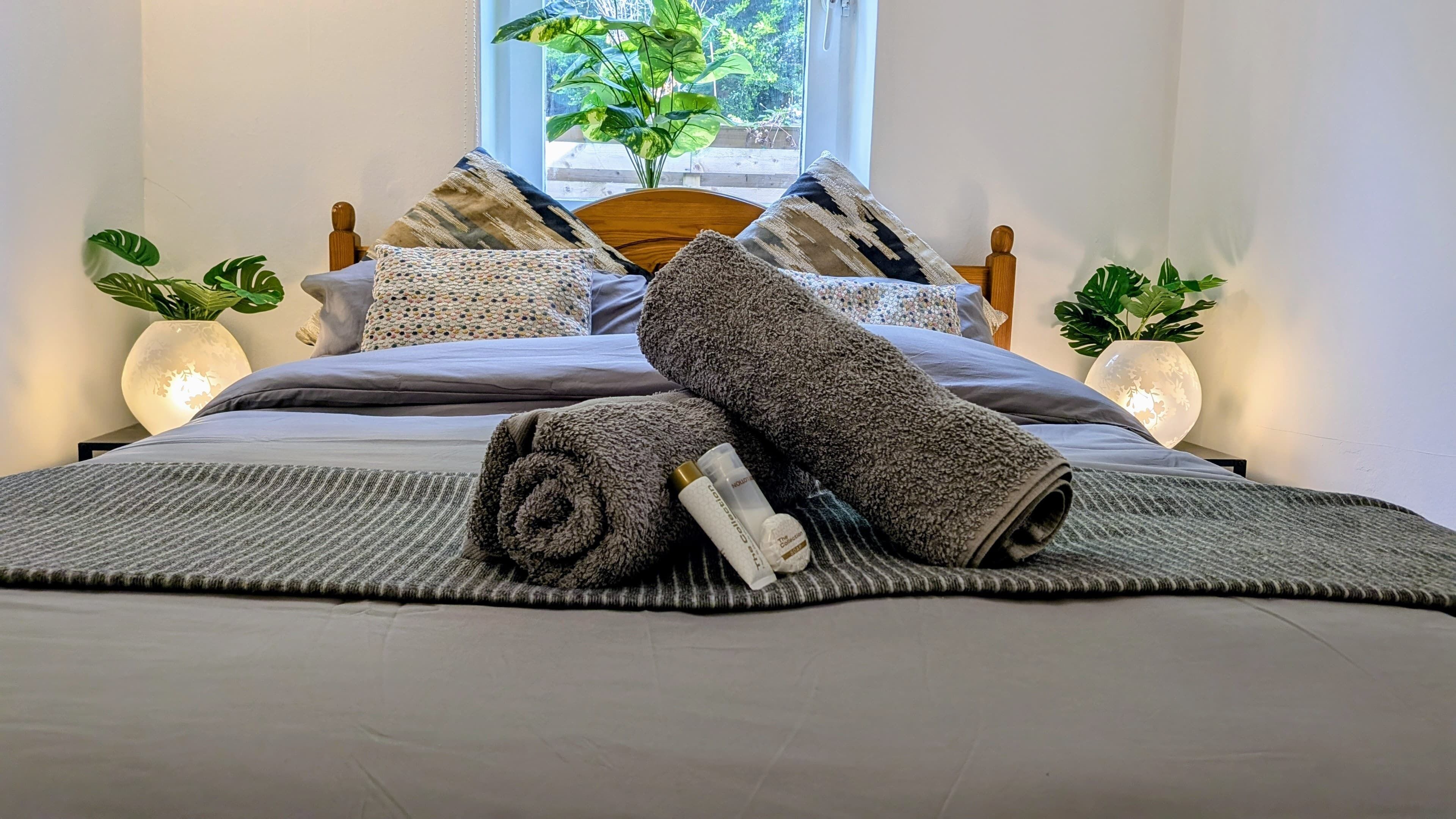 3 habitaciones, tabla de planchar con plancha, wifi y ropa de cama 