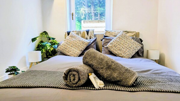 3 bedrooms, iron/ironing board, WiFi, bed sheets