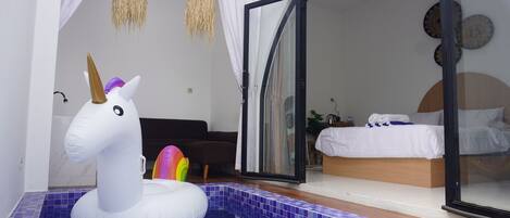 Desk, laptop workspace, free WiFi