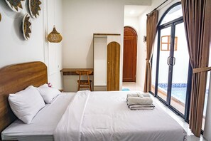 Deluxe Room, 1 Queen Bed | Desk, laptop workspace, free WiFi