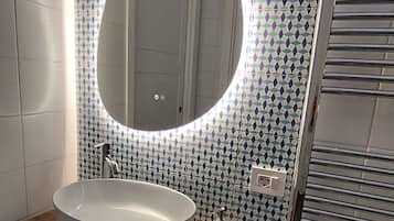 Haartrockner, Bidet, Handtücher, Seife