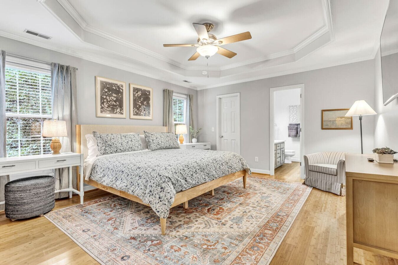 3 habitaciones, escritorio y tabla de planchar con plancha 