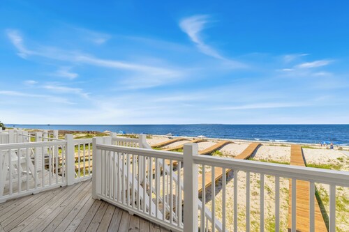 Beachfront, Stunning Views & Direct Beach Access!