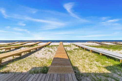 Beachfront, Stunning Views & Direct Beach Access!