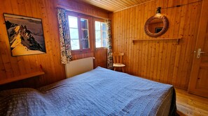 4 bedrooms, iron/ironing board, bed sheets