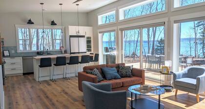 Unwind at BasinView Retreat: Luxe Waterfront Cottage with hot tub & beach access