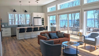 Unwind at BasinView Retreat: Luxe Waterfront Cottage with hot tub & beach access