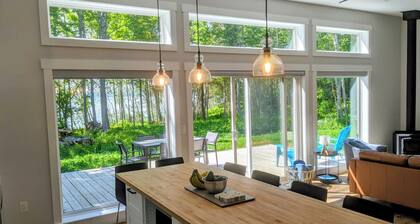 Waterfront retreat on Annapolis Basin - private; hot tub; fully equipped kitchen