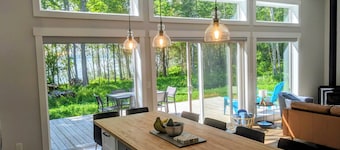 Waterfront retreat on Annapolis Basin - private; hot tub; fully equipped kitchen