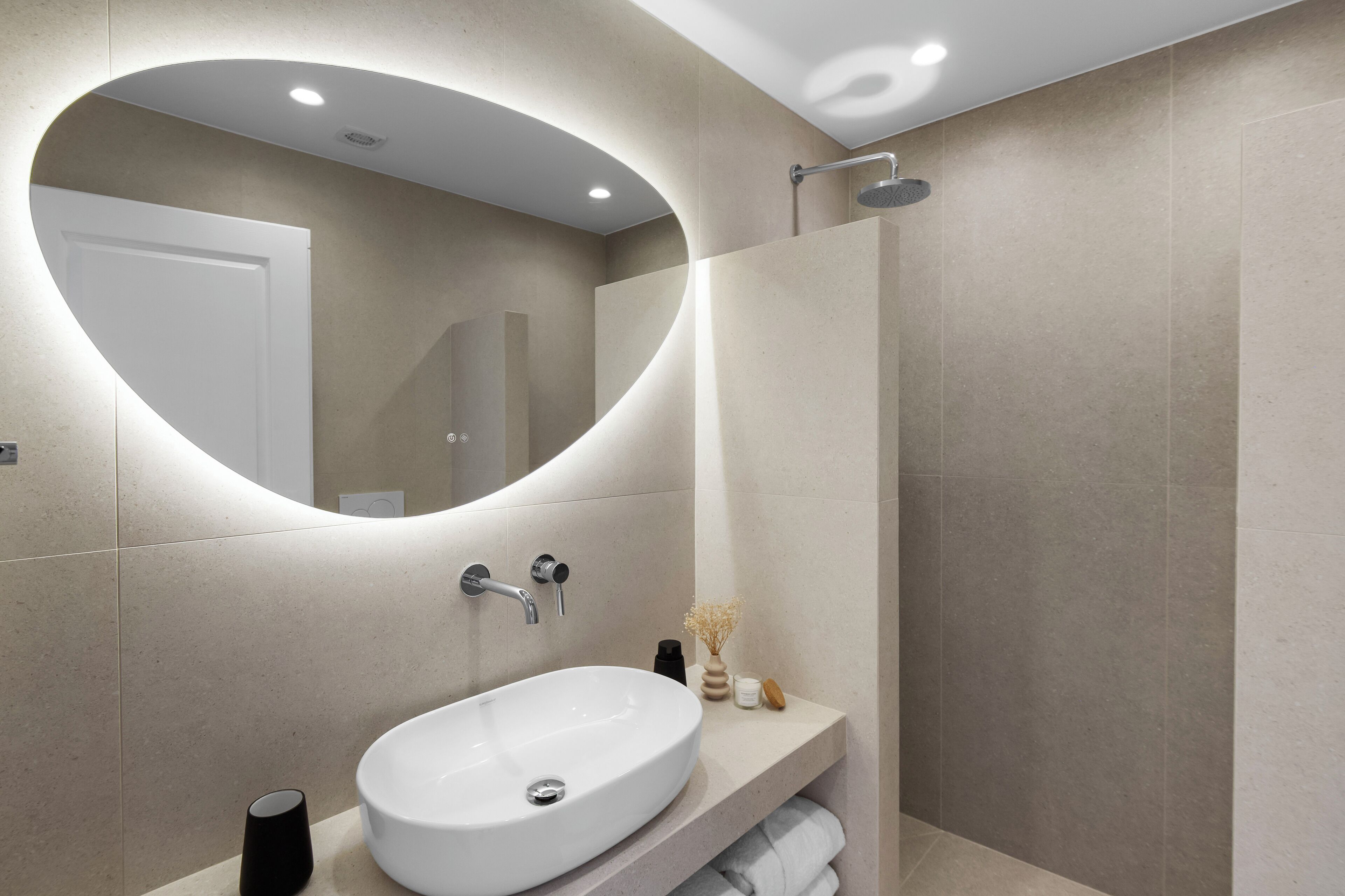 Sèche-cheveux, bidet, serviettes fournies, savon