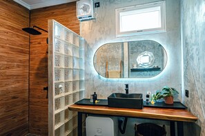 タオル、石鹸、トイレットペーパー