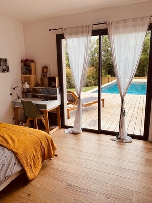 4 bedrooms, iron/ironing board, WiFi, bed sheets - Large architect-designed villa with swimming pool between sea and vineyards (Pompignac)