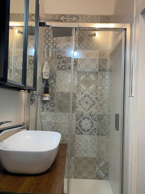 Douche, séchoir à cheveux, bidet, serviettes fournies