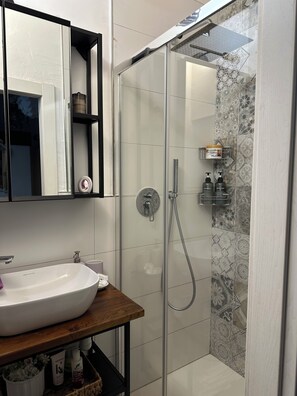 Een douche, een haardroger, een bidet, handdoeken