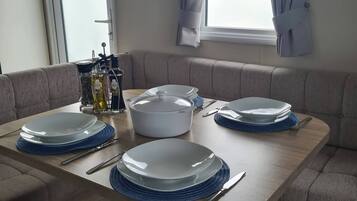 Apartment, 3 Bedrooms, Terrace, Garden View | Ruang makan