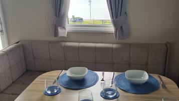 Apartment, 3 Bedrooms, Terrace, Garden View | Dining room