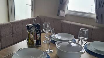 Apartment, 3 Bedrooms, Terrace, Garden View | Dining