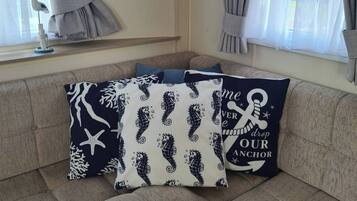 Apartment, 3 Bedrooms, Terrace, Garden View | Living area | Books