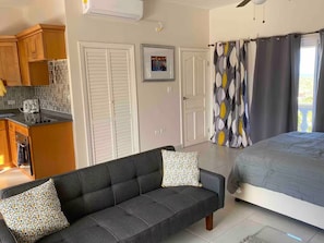 Tabla de planchar con plancha, wifi y ropa de cama