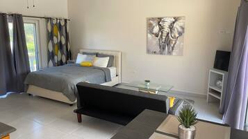 Tabla de planchar con plancha, wifi y ropa de cama
