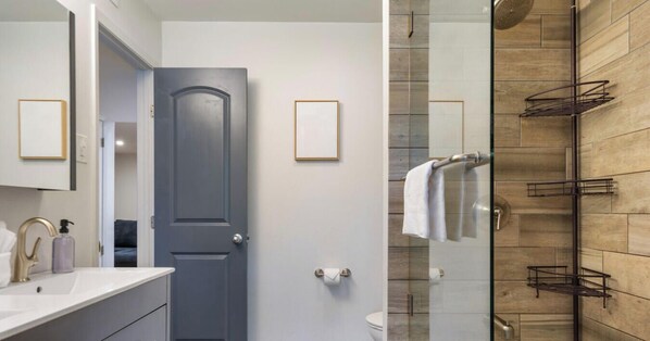 Eco-friendly toiletries, hair dryer, towels, soap - East Side #212 xxxxxxx (Austin)