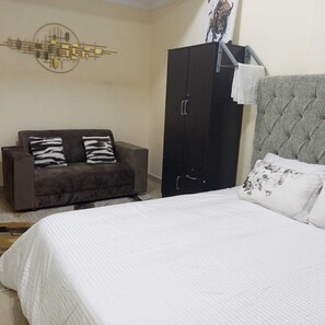 2 bedrooms, iron/ironing board, WiFi