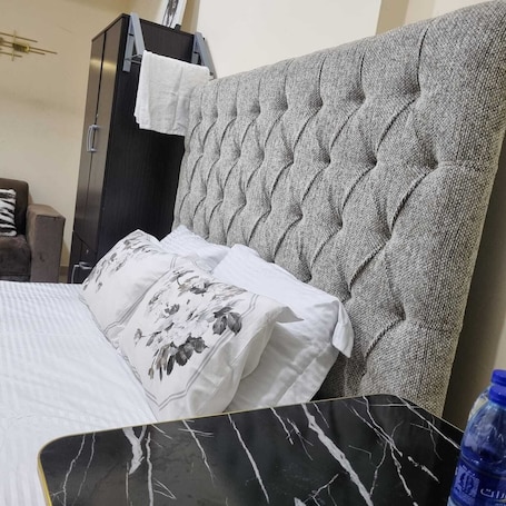 2 bedrooms, iron/ironing board, WiFi. Escape to comfort
2-bedroom apartment with WiFi, AC in fabulous Abu Dhabi